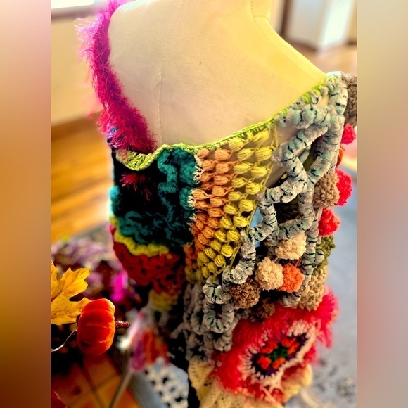HANDMADE FREE FORM CROCHETED CAPE - Picture 8 of 15